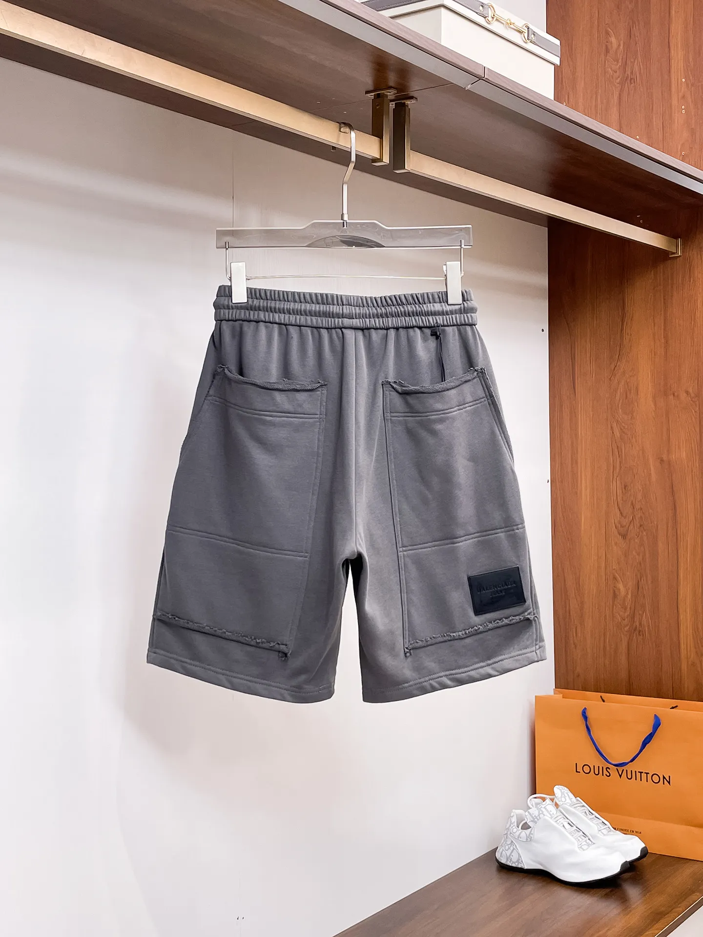 Balenciaga's three-standard complete 2026 summer New Arrival men's casual shorts, advanced custom-made Breathable fabric, Breathable fabric, extremely stretchy and comfortable, impeccable details, top-grade accessories, original logo design concept, delicate and soft feel! The upper body fit is awesome! Size: M-XXXL Please state your height and weight when ordering